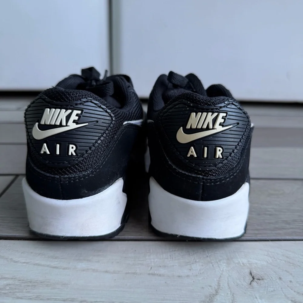 Nike Air Max 90 Women's Shoes - Picture 6 of 8